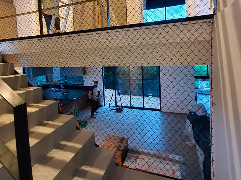 Confiabilidade Acima de Tudo: Vantagens das Telas de Proteção em Escadas