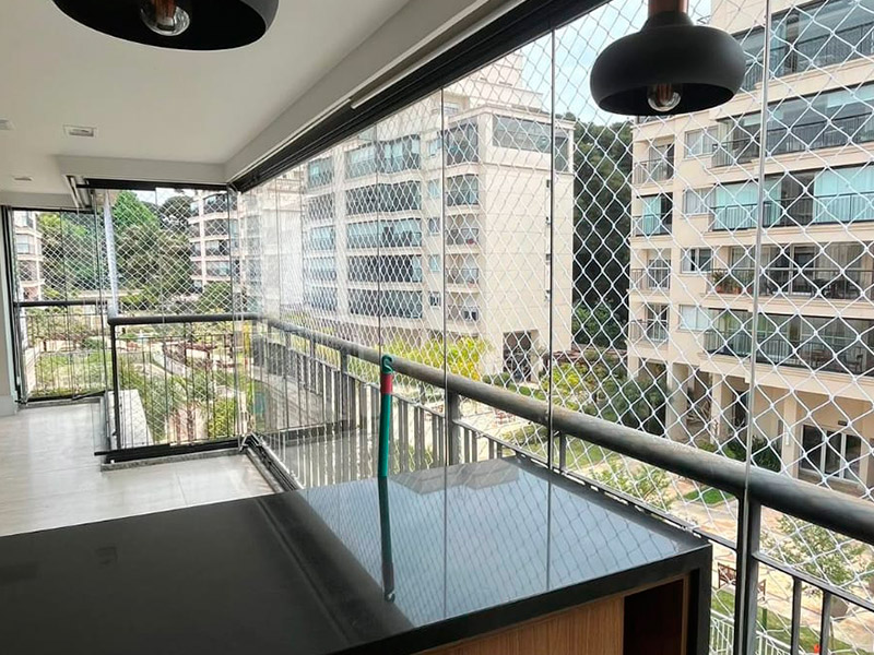 Telas de Proteção: Por Que Elas São Essenciais Para Janelas e Sacadas?