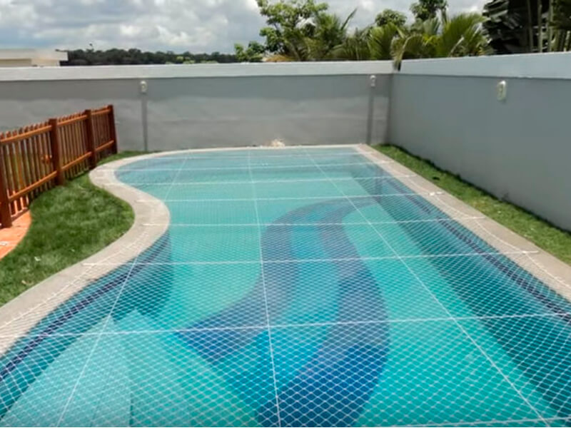 Prevenir acidentes na piscina com redes de proteção