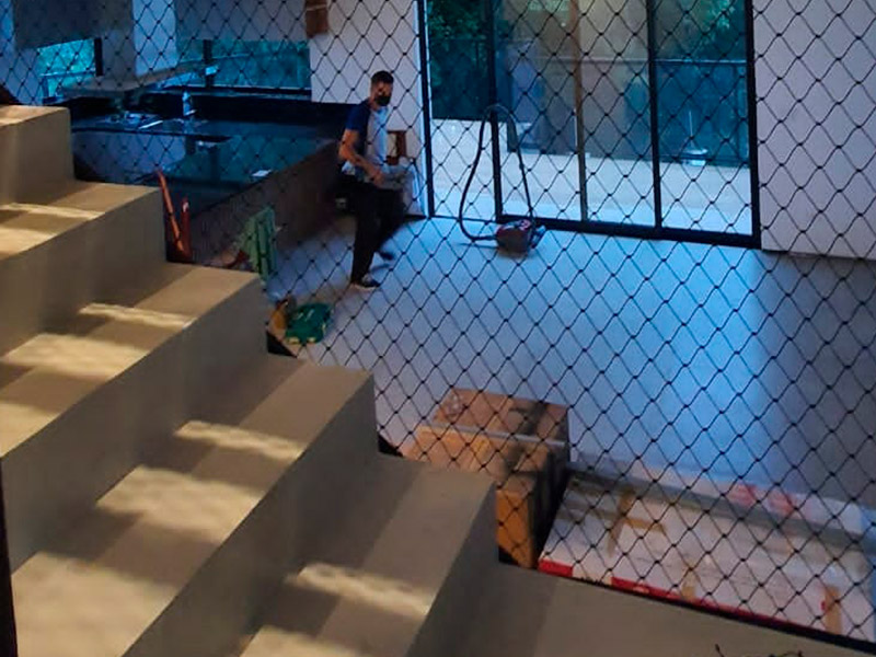 Tela de proteção para escadas